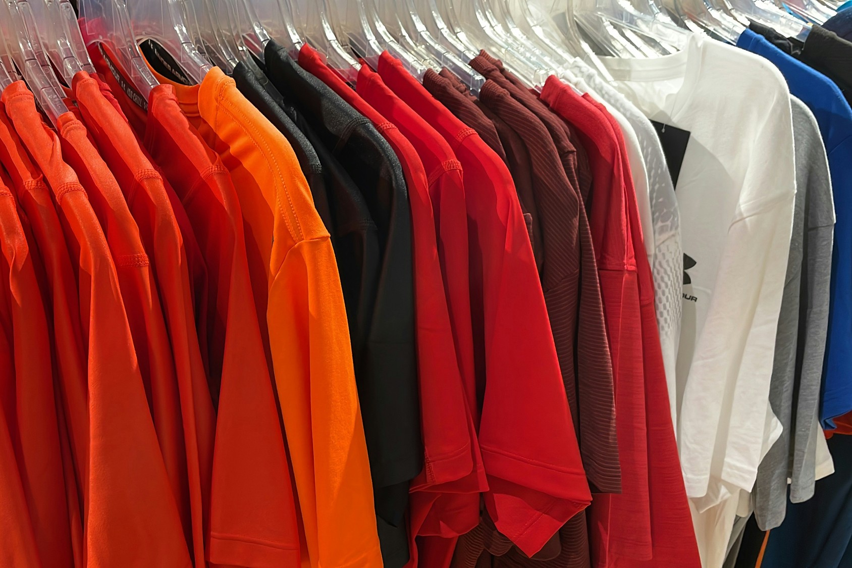 Fleck auf bunter Kleidung