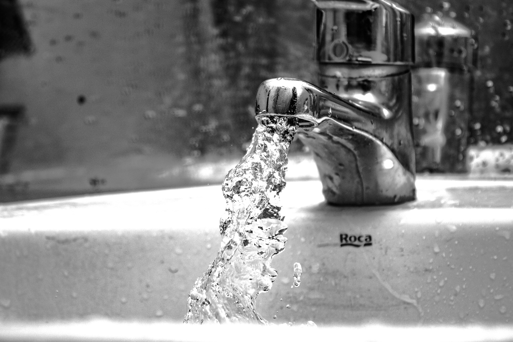 Fleck wird mit Wasser behandelt