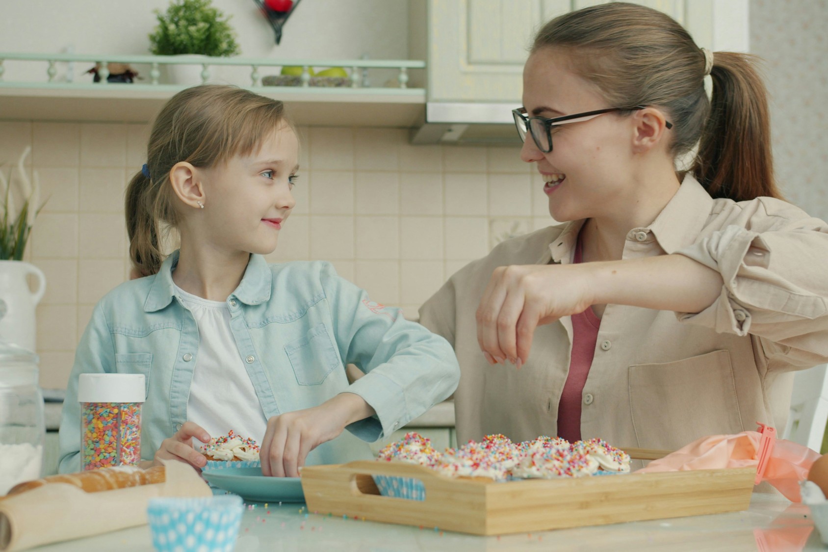 Fleck auf Kinderkleidung wird gereinigt