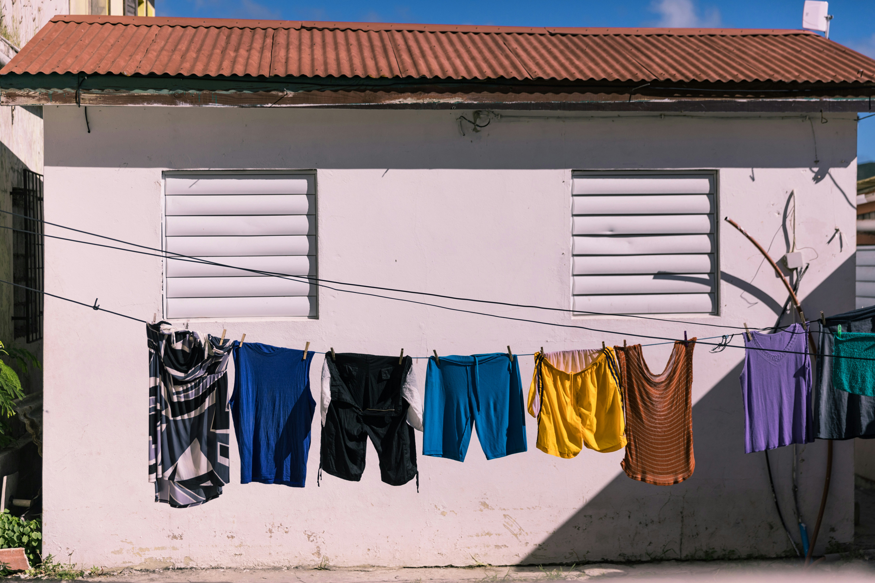 Kleidung trocknet in der Sonne mit Fleck