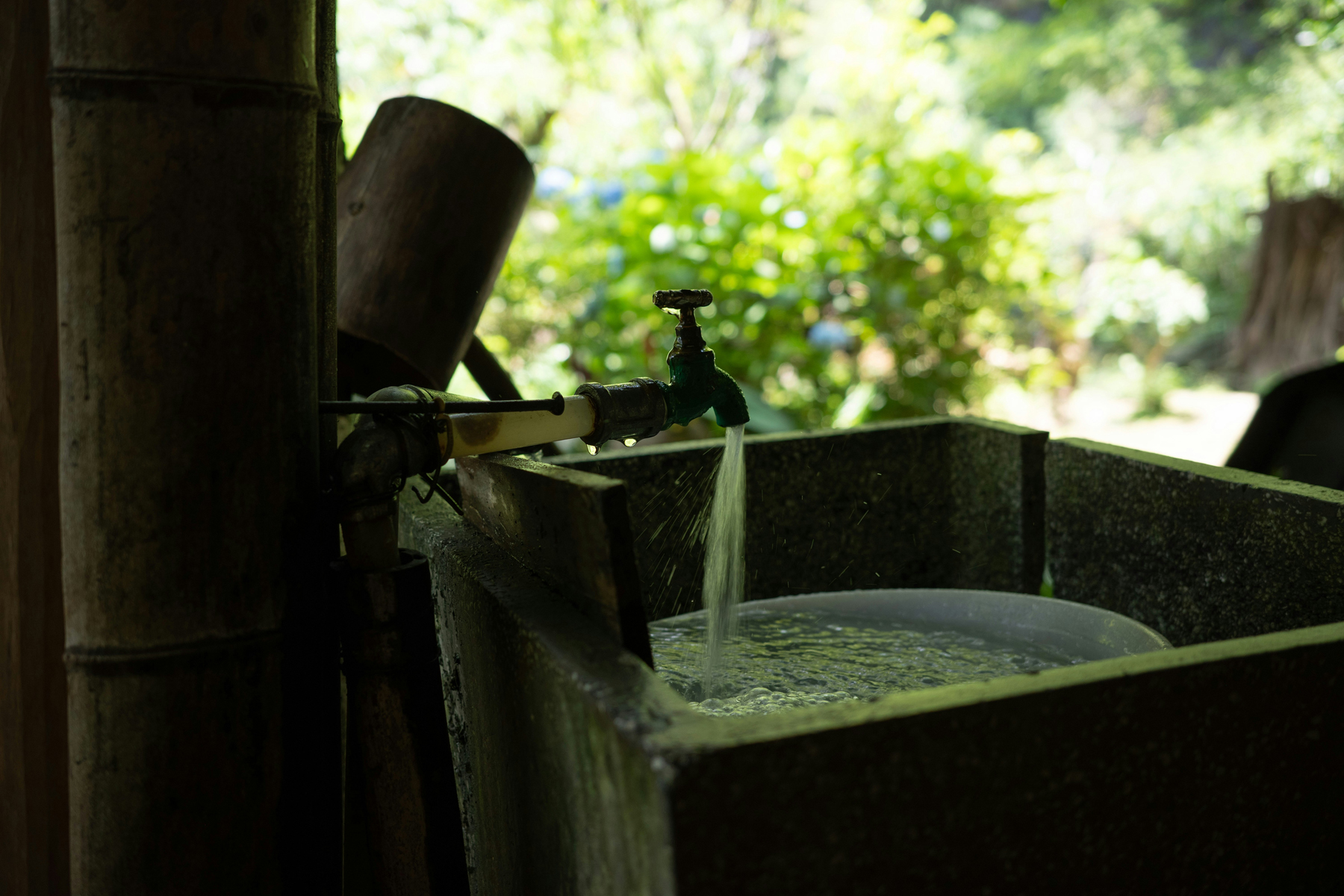 Kleidung wird in Wasser eingeweicht