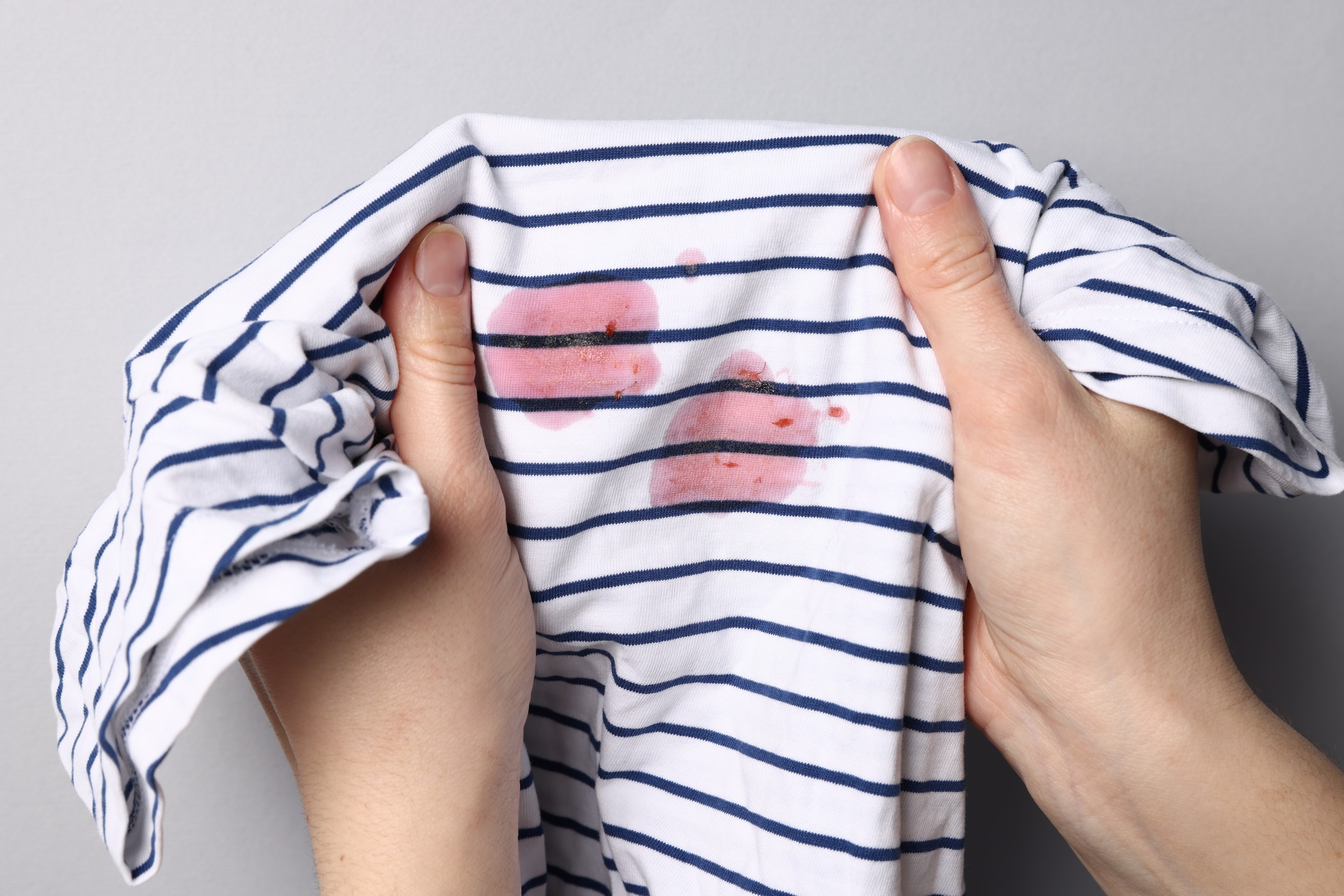 Eingezogener Kirschfleck auf Textil